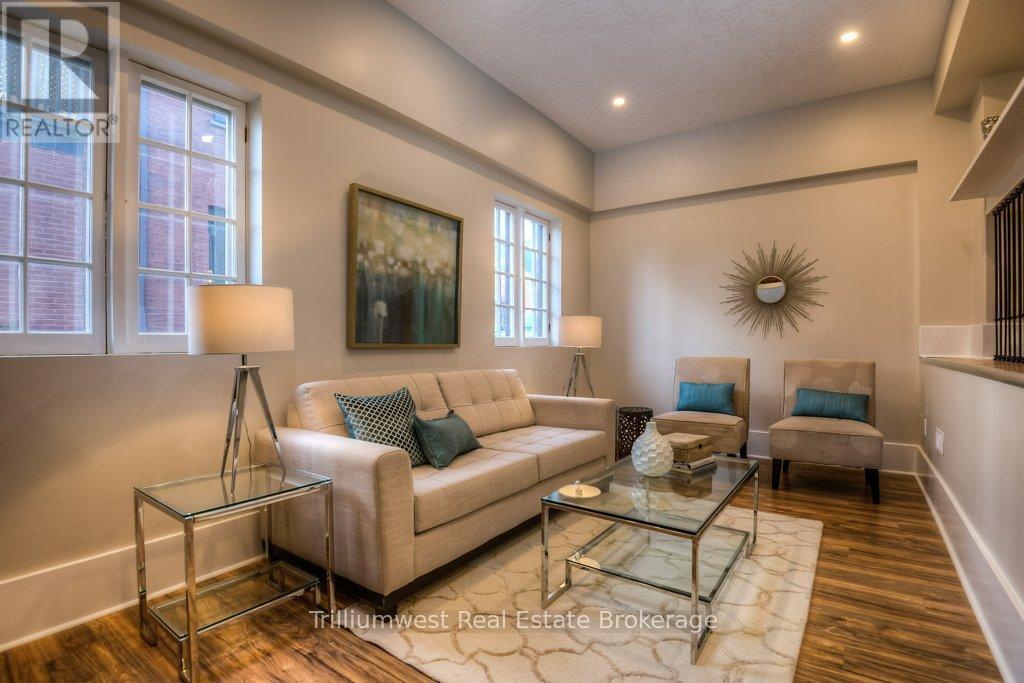54 Park Street, Kitchener, ON - Indoor Photo Showing Living Room