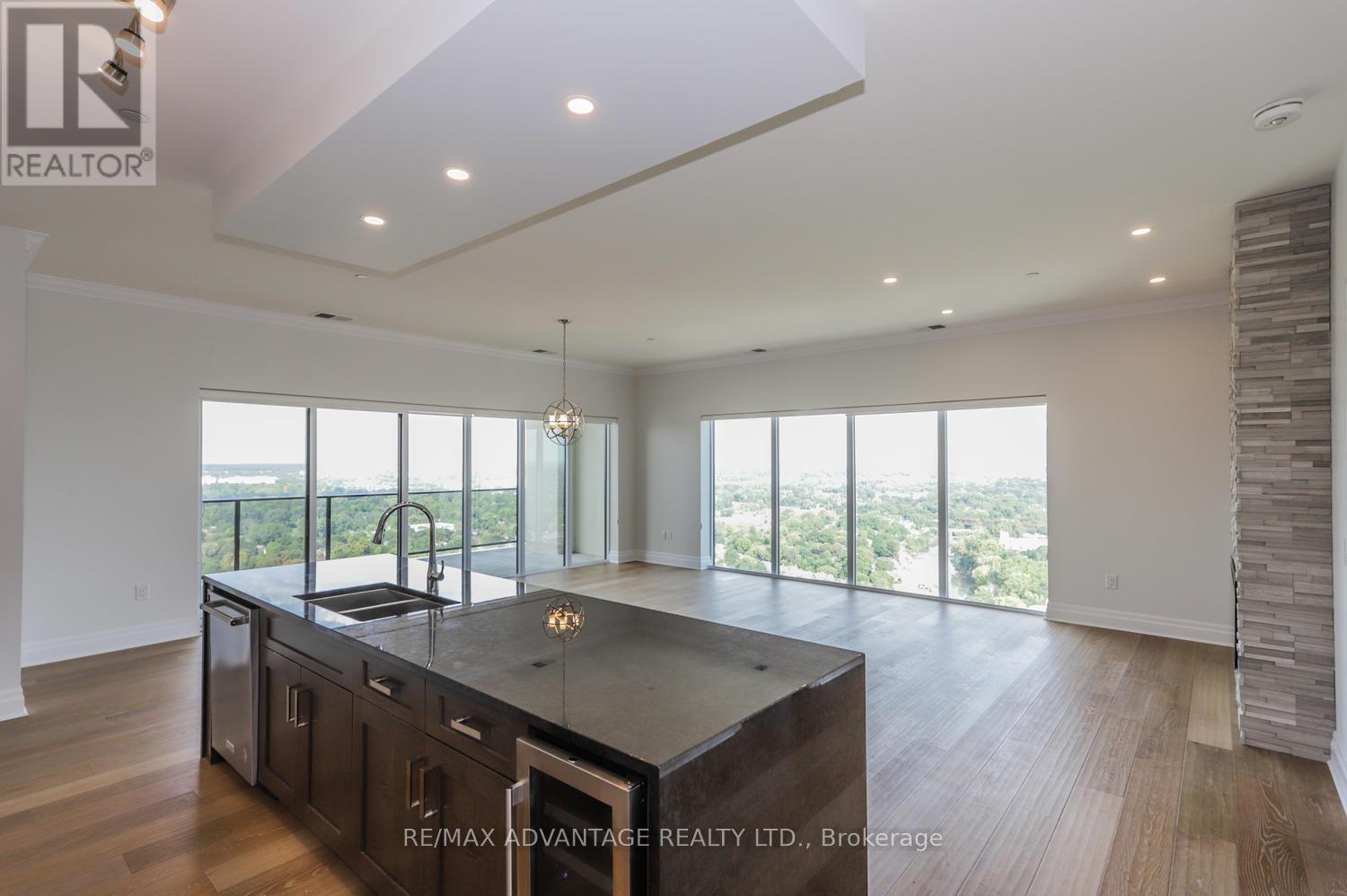 2701 - 505 Talbot Street, London East (East F), ON - Indoor Photo Showing Kitchen With Double Sink With Upgraded Kitchen