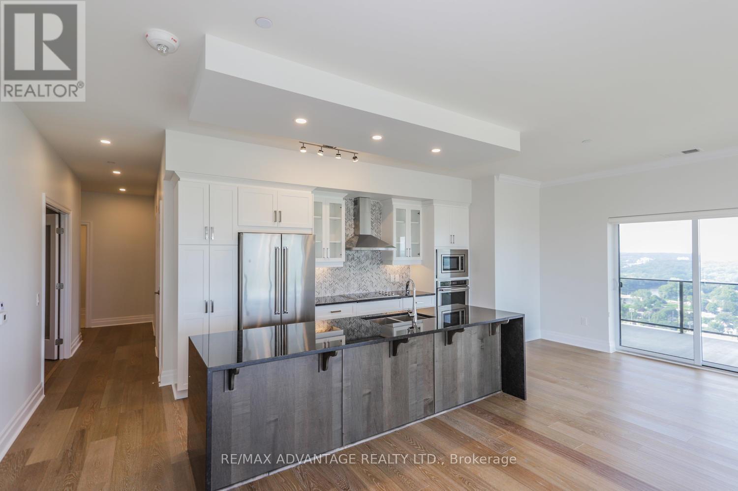 2701 - 505 Talbot Street, London East (East F), ON - Indoor Photo Showing Kitchen With Upgraded Kitchen