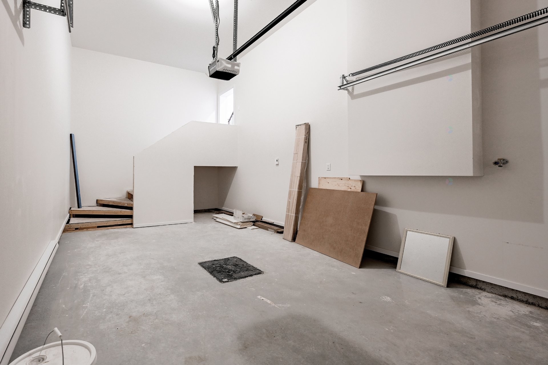 Garage - 3940 Rue Adélaïde, Longueuil (Saint-Hubert), QC - Indoor Photo Showing Other Room