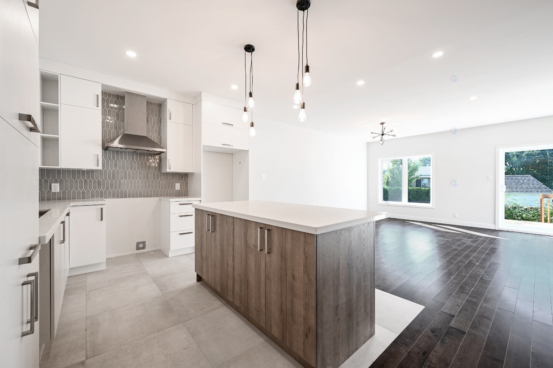 Kitchen - 3940 Rue Adélaïde, Longueuil (Saint-Hubert), QC - Indoor Photo Showing Kitchen With Upgraded Kitchen