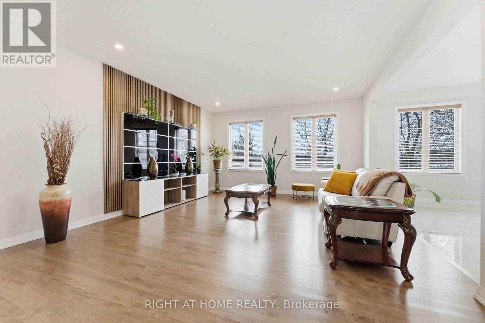 643 Terrier Circle, Ottawa, ON - Indoor Photo Showing Living Room