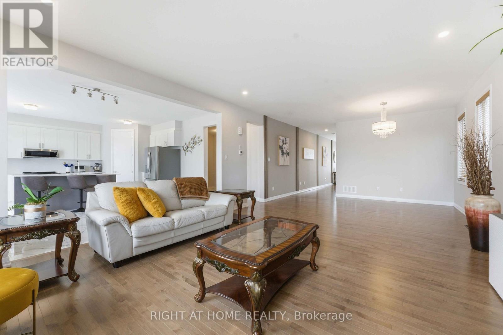 643 Terrier Circle, Ottawa, ON - Indoor Photo Showing Living Room