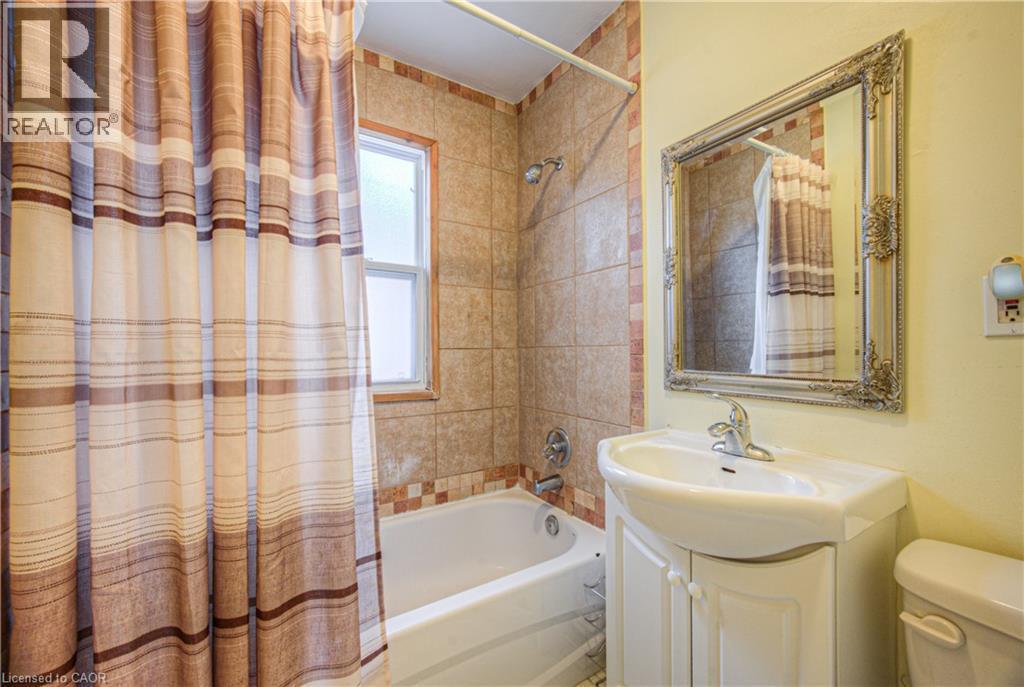 100 Reid Avenue S, Hamilton, ON - Indoor Photo Showing Bathroom