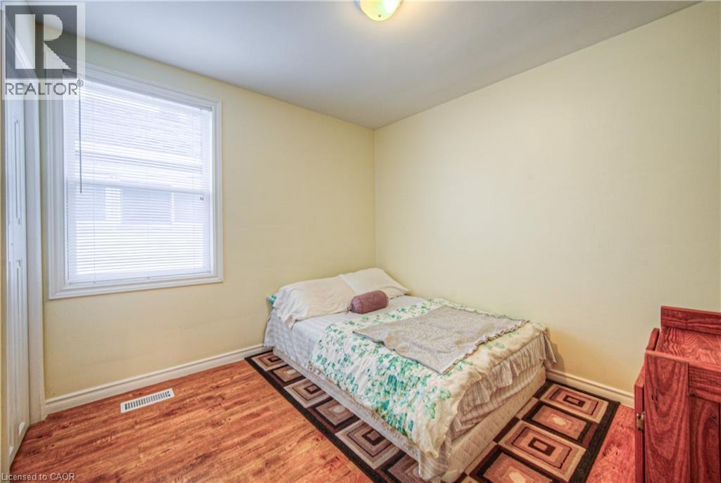 100 Reid Avenue S, Hamilton, ON - Indoor Photo Showing Bedroom