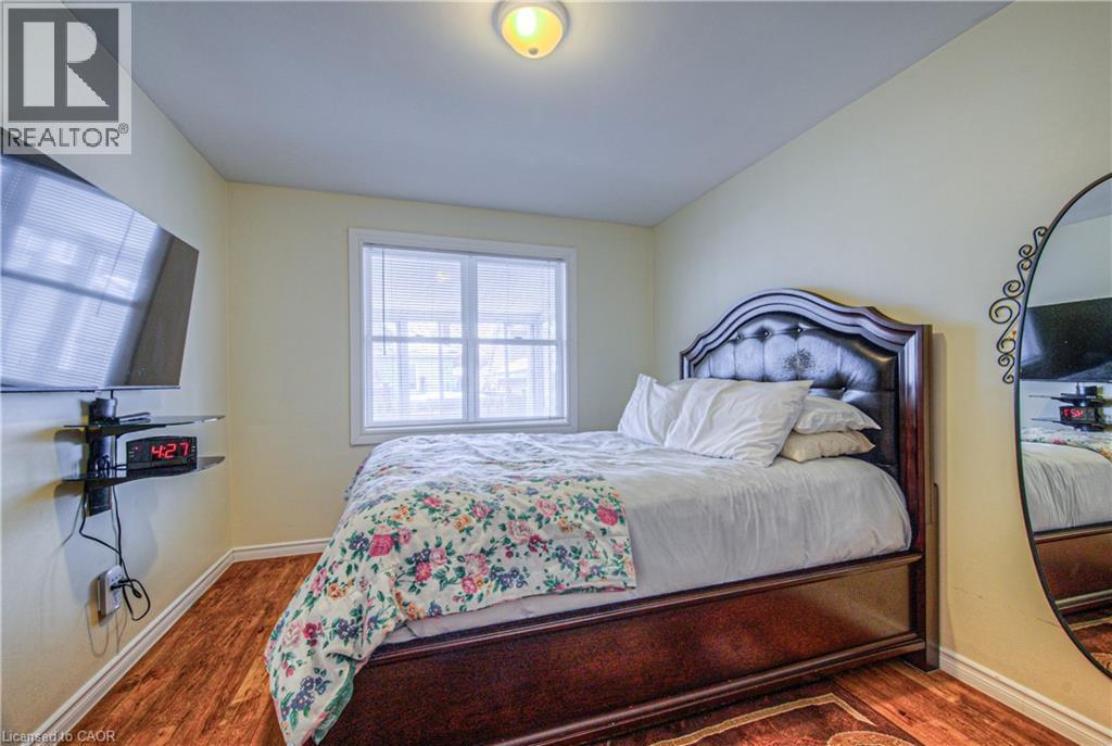 100 Reid Avenue S, Hamilton, ON - Indoor Photo Showing Bedroom