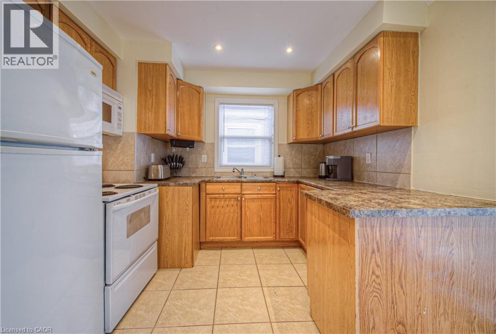 100 Reid Avenue S, Hamilton, ON - Indoor Photo Showing Kitchen