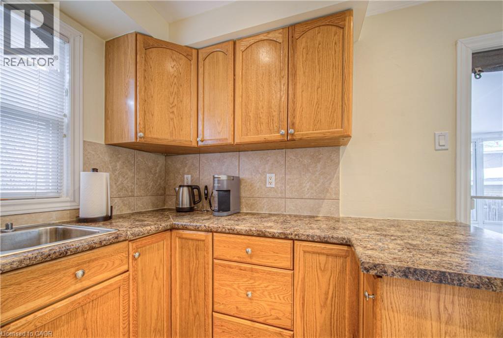 100 Reid Avenue S, Hamilton, ON - Indoor Photo Showing Kitchen