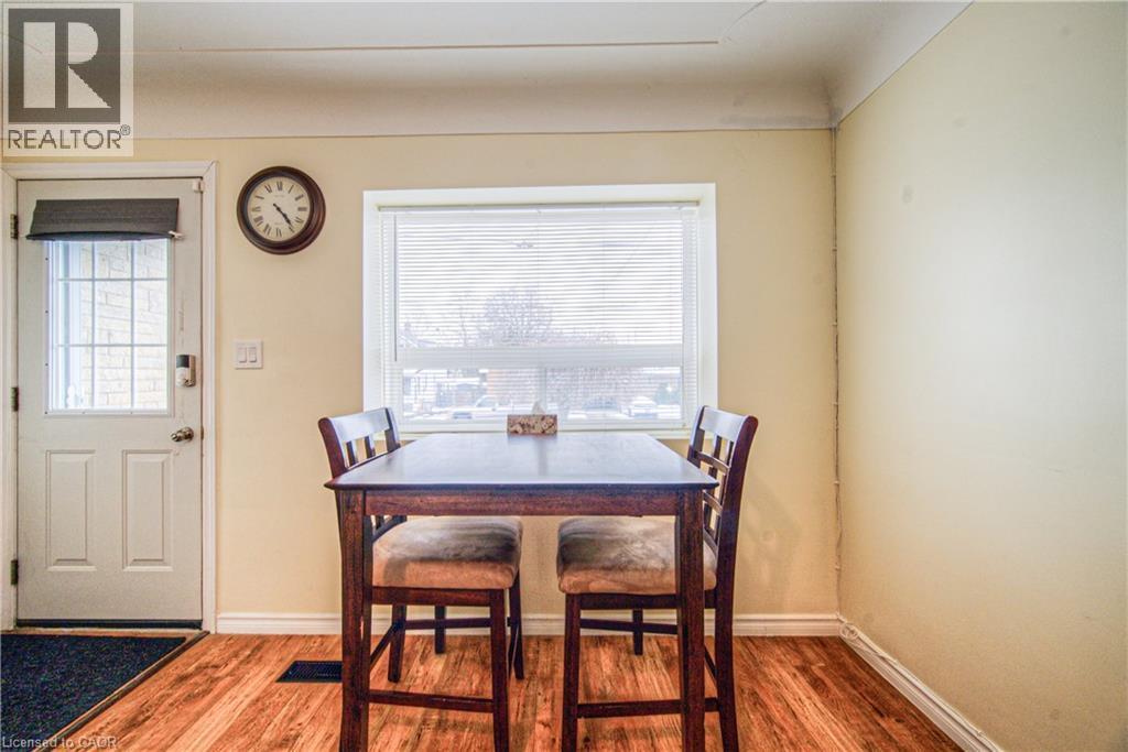 100 Reid Avenue S, Hamilton, ON - Indoor Photo Showing Dining Room