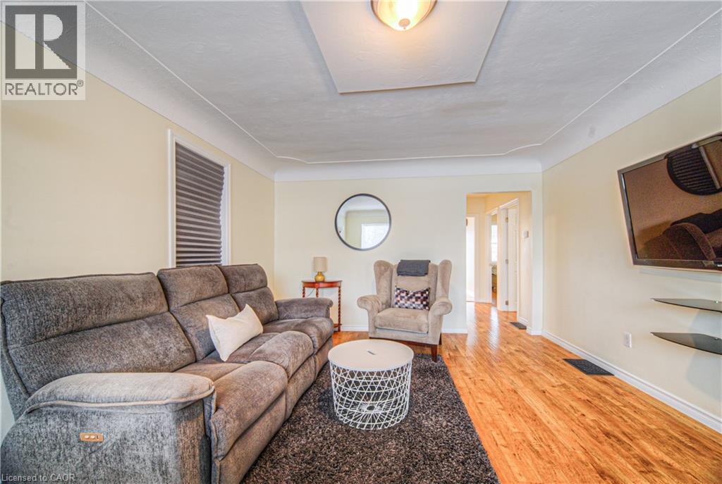100 Reid Avenue S, Hamilton, ON - Indoor Photo Showing Living Room