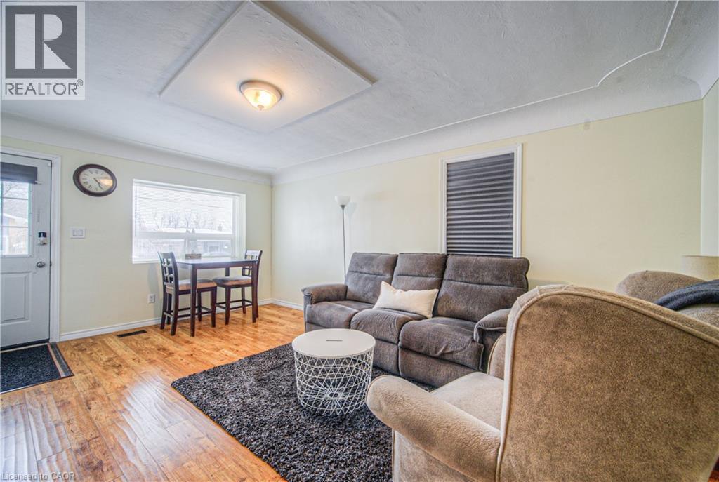 100 Reid Avenue S, Hamilton, ON - Indoor Photo Showing Living Room