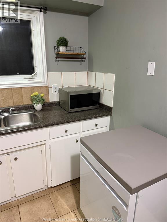 721 Devonshire, Windsor, ON - Indoor Photo Showing Kitchen