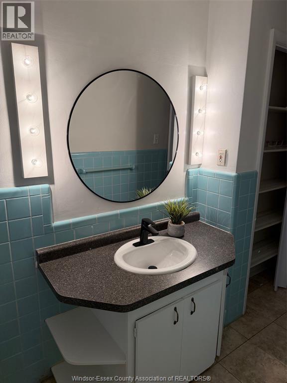 721 Devonshire, Windsor, ON - Indoor Photo Showing Bathroom