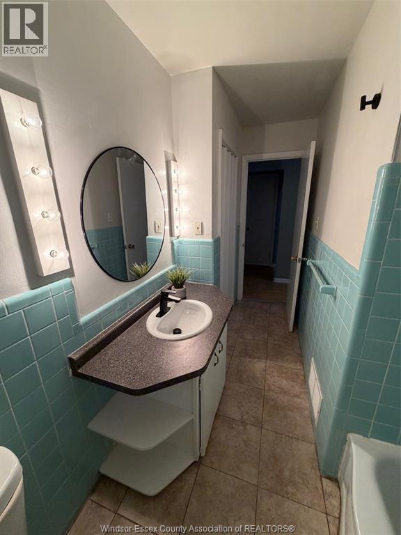 721 Devonshire, Windsor, ON - Indoor Photo Showing Bathroom