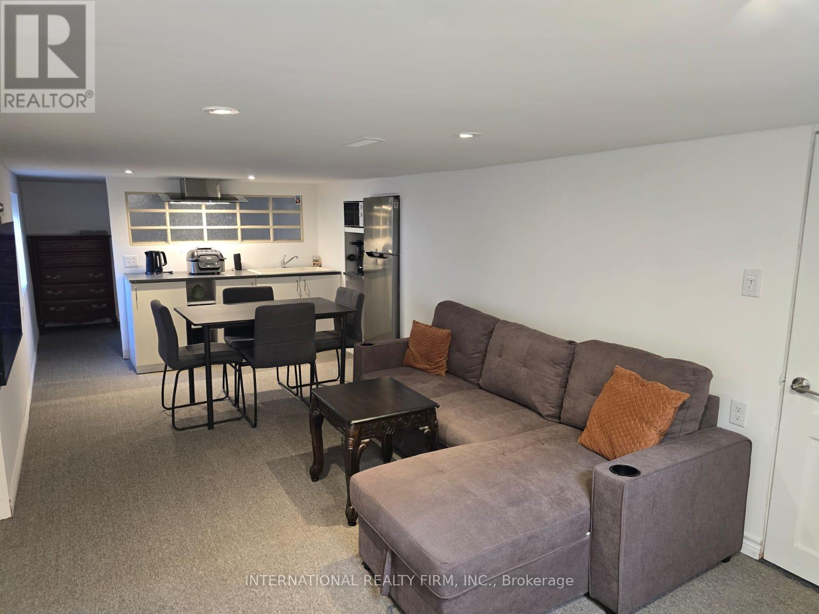 731 Knox Avenue, Hamilton, ON - Indoor Photo Showing Living Room