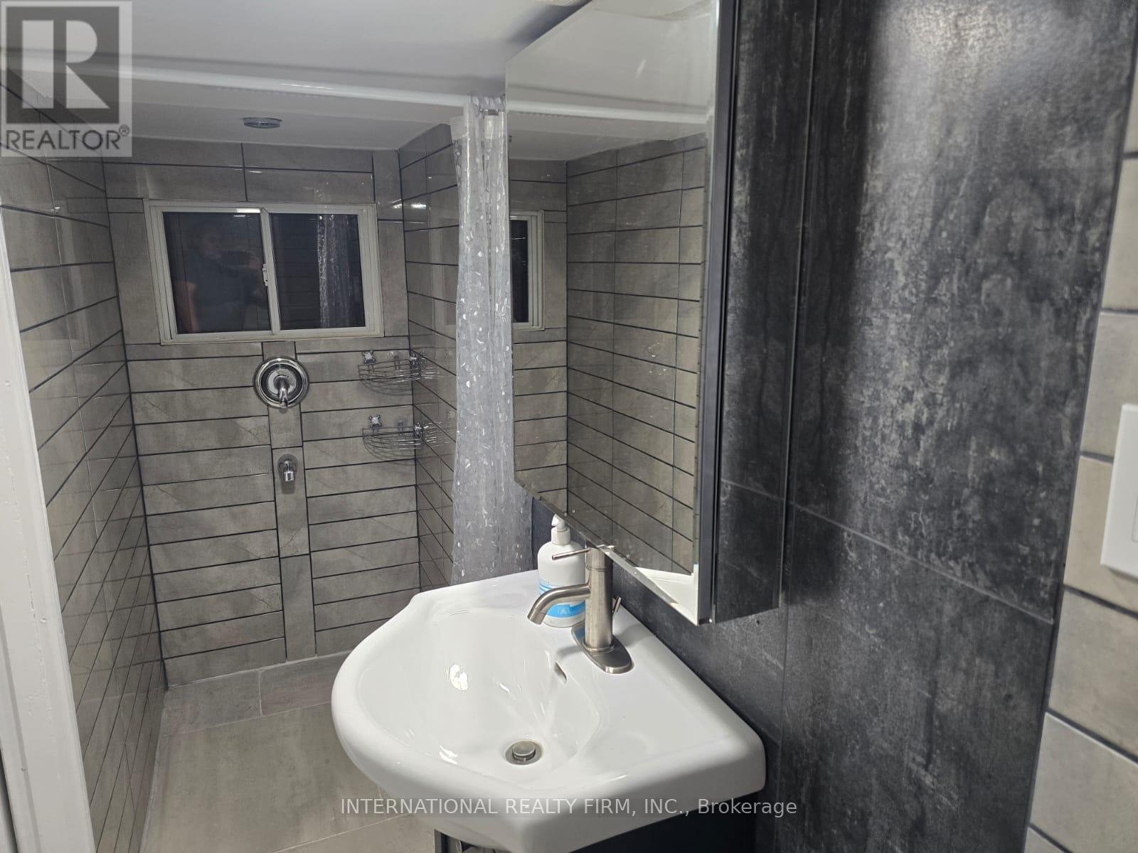 731 Knox Avenue, Hamilton, ON - Indoor Photo Showing Bathroom