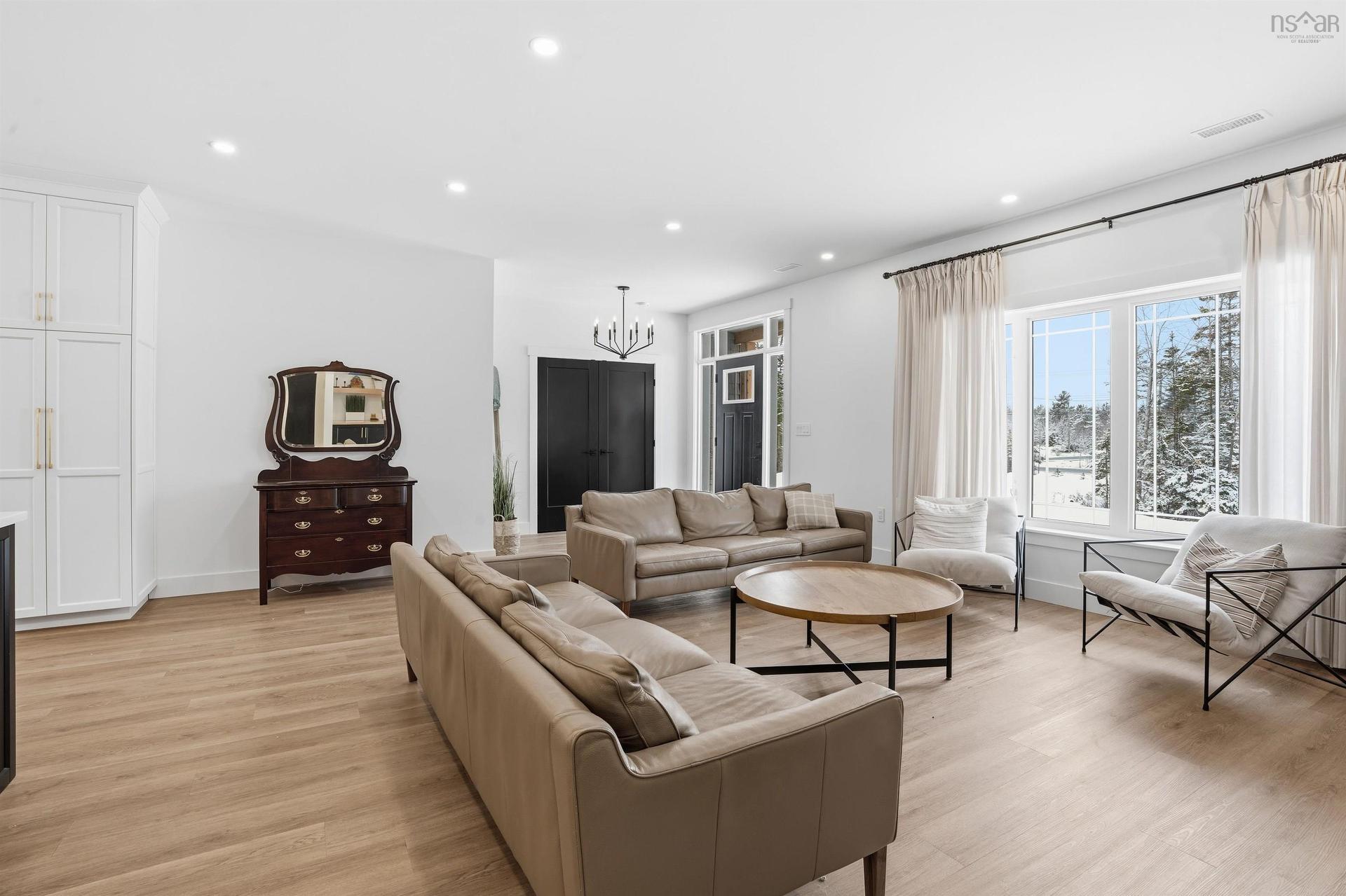 502 High Road, Fall River, NS - Indoor Photo Showing Living Room