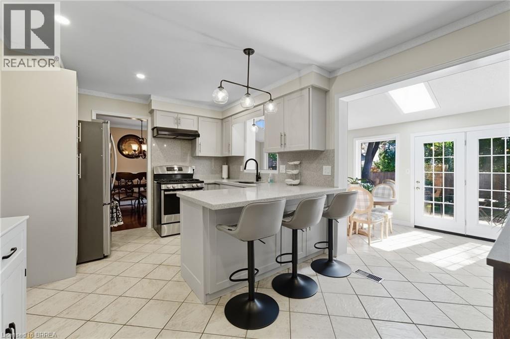 324 Burnett Avenue, Cambridge, ON - Indoor Photo Showing Kitchen With Upgraded Kitchen