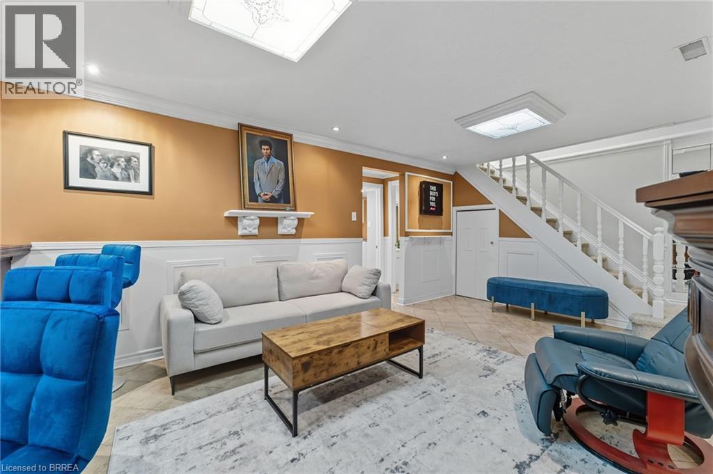 324 Burnett Avenue, Cambridge, ON - Indoor Photo Showing Living Room