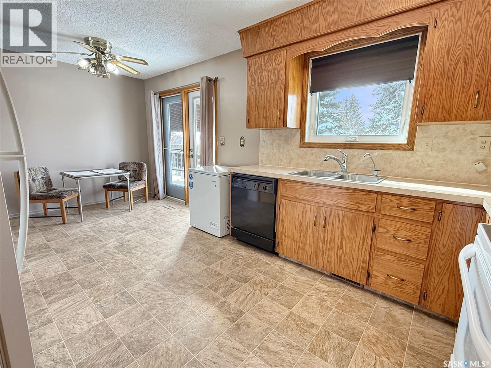 470 Cowan Drive, Swift Current, SK - Indoor Photo Showing Kitchen With Double Sink