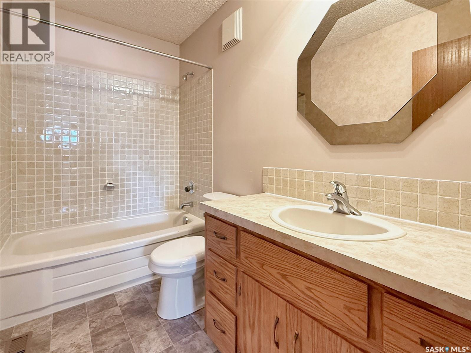 470 Cowan Drive, Swift Current, SK - Indoor Photo Showing Bathroom