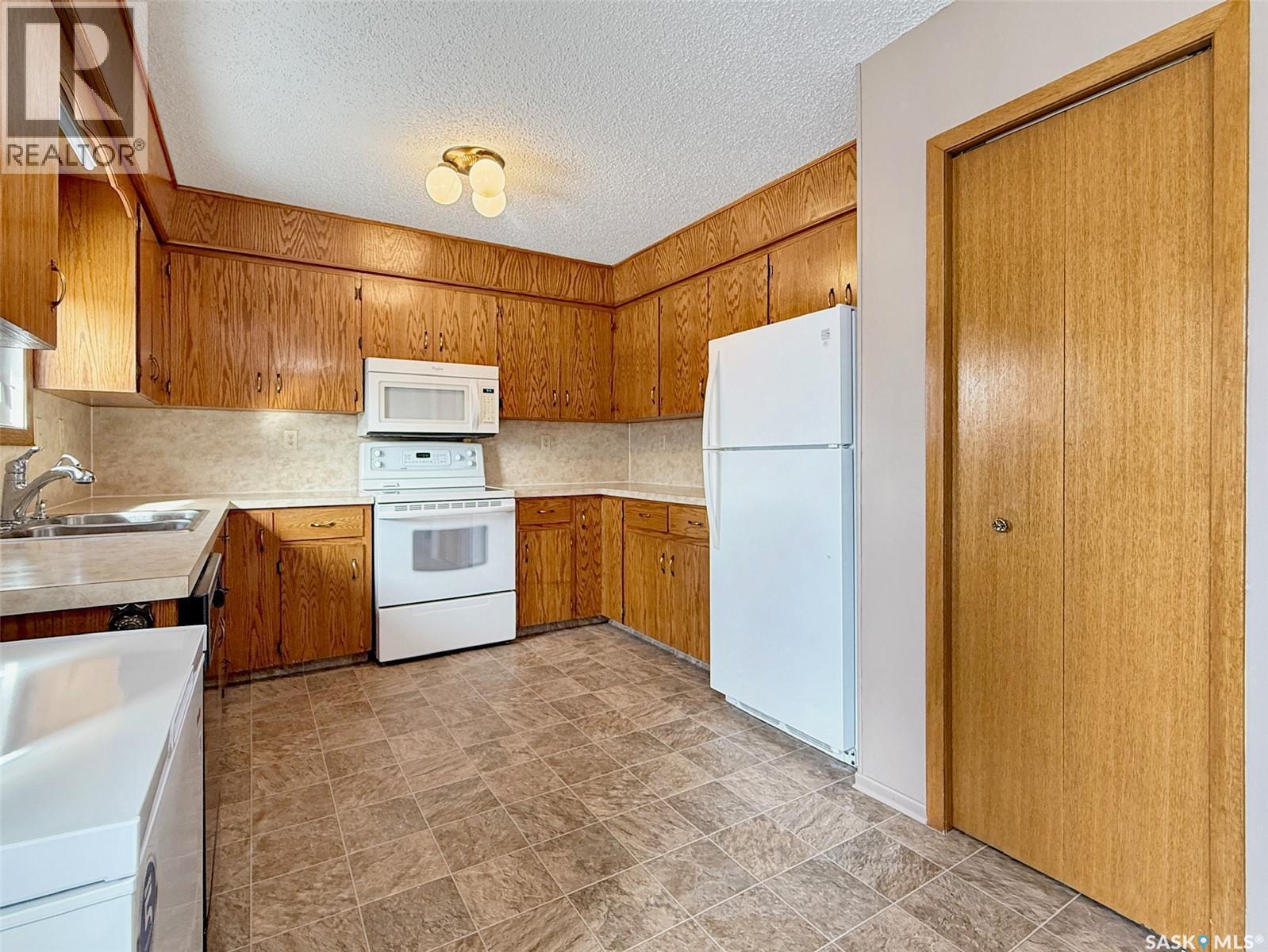 470 Cowan Drive, Swift Current, SK - Indoor Photo Showing Kitchen With Double Sink