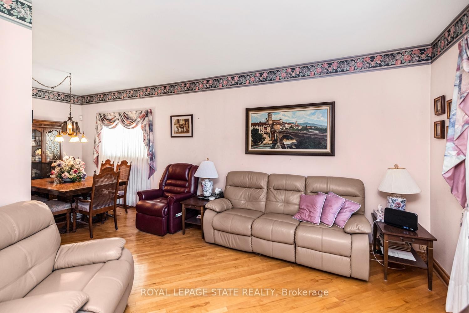 538 Hughson Street N, Hamilton, ON - Indoor Photo Showing Living Room