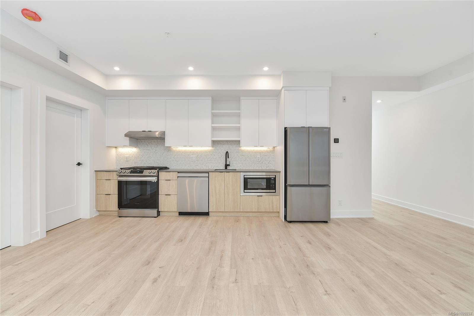 204-1114 Samar Cres, Langford, BC - Indoor Photo Showing Kitchen With Upgraded Kitchen