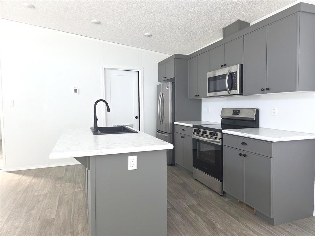 61 Prairie Oak Drive, Mitchell, MB - Indoor Photo Showing Kitchen