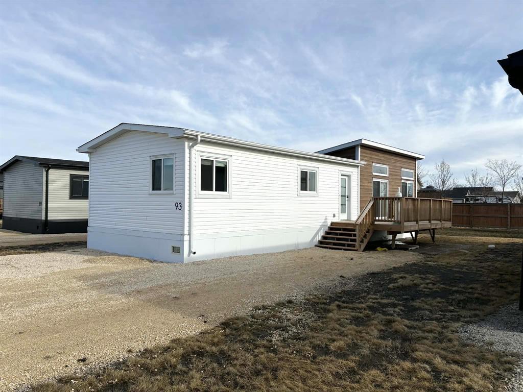 93 Prairie Oak Drive, Mitchell, MB - Outdoor With Exterior