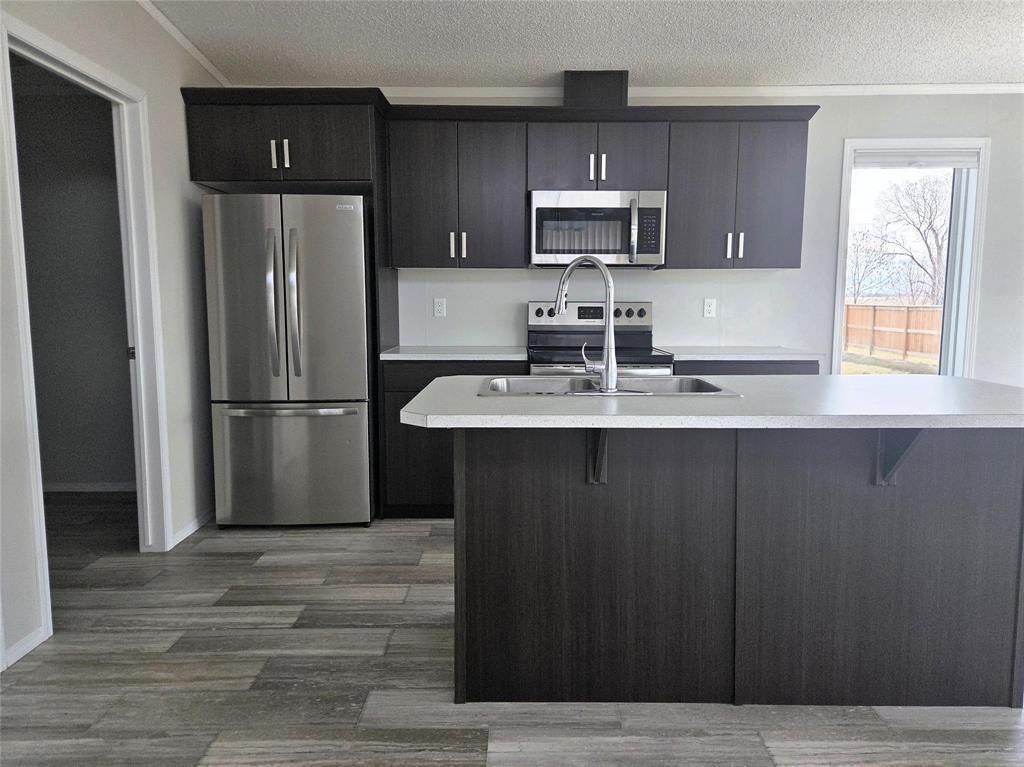 93 Prairie Oak Drive, Mitchell, MB - Indoor Photo Showing Kitchen With Double Sink
