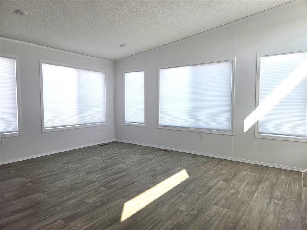 61 Prairie Oak Drive, Mitchell, MB - Indoor Photo Showing Other Room