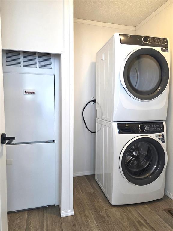 61 Prairie Oak Drive, Mitchell, MB - Indoor Photo Showing Laundry Room