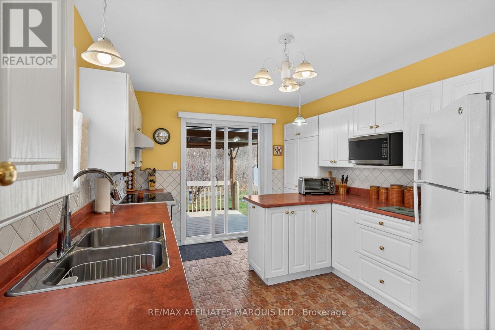 Functional kitchen with ample workspace - 175 Hemlock Crescent, Cornwall, ON - Indoor Photo Showing Kitchen With Double Sink