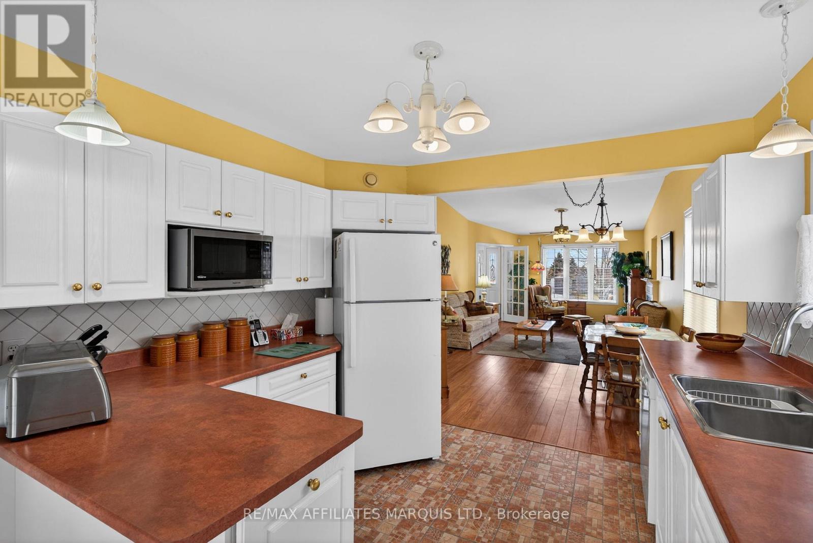 Convenient Island for preping - 175 Hemlock Crescent, Cornwall, ON - Indoor Photo Showing Kitchen With Double Sink