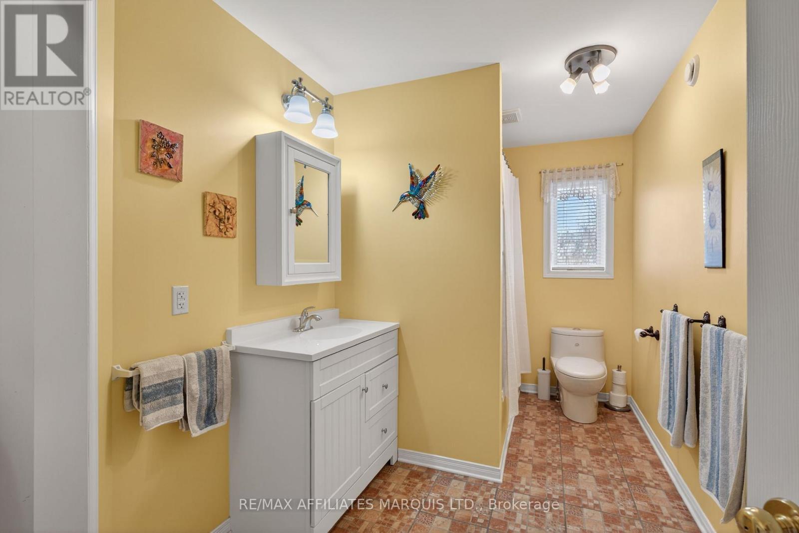 Spacious main bathroom with relaxing tub - 175 Hemlock Crescent, Cornwall, ON - Indoor Photo Showing Bathroom