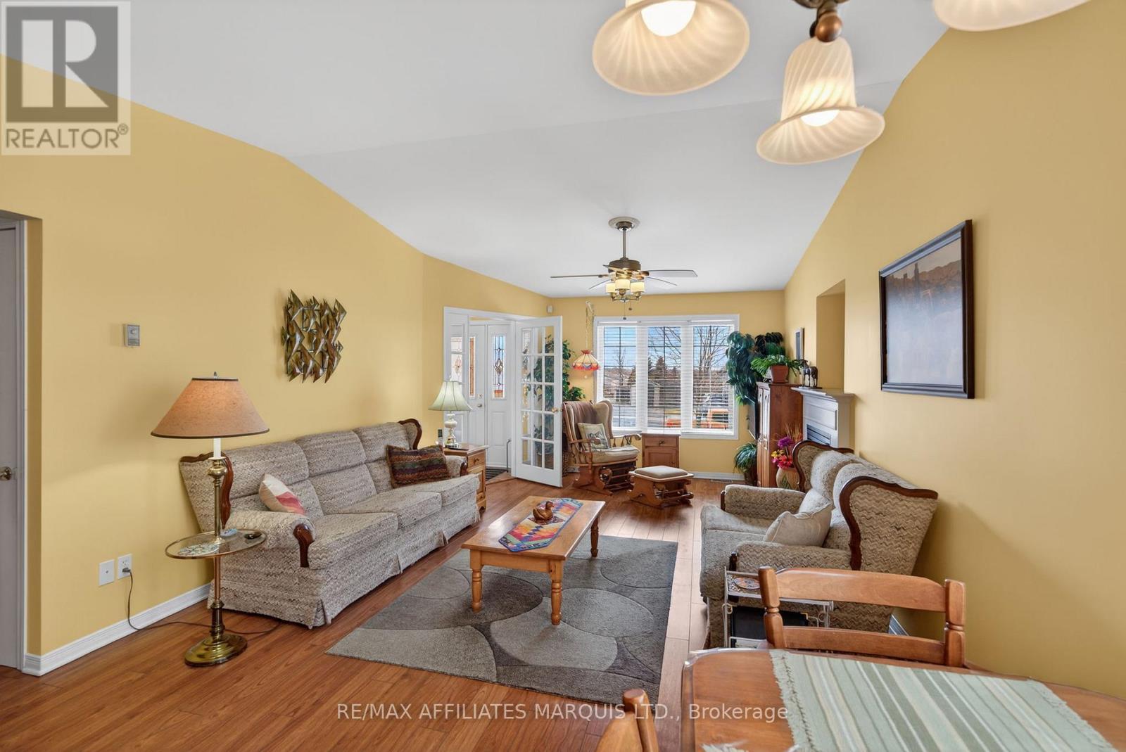 Filled with natural light throughout - 175 Hemlock Crescent, Cornwall, ON - Indoor Photo Showing Living Room