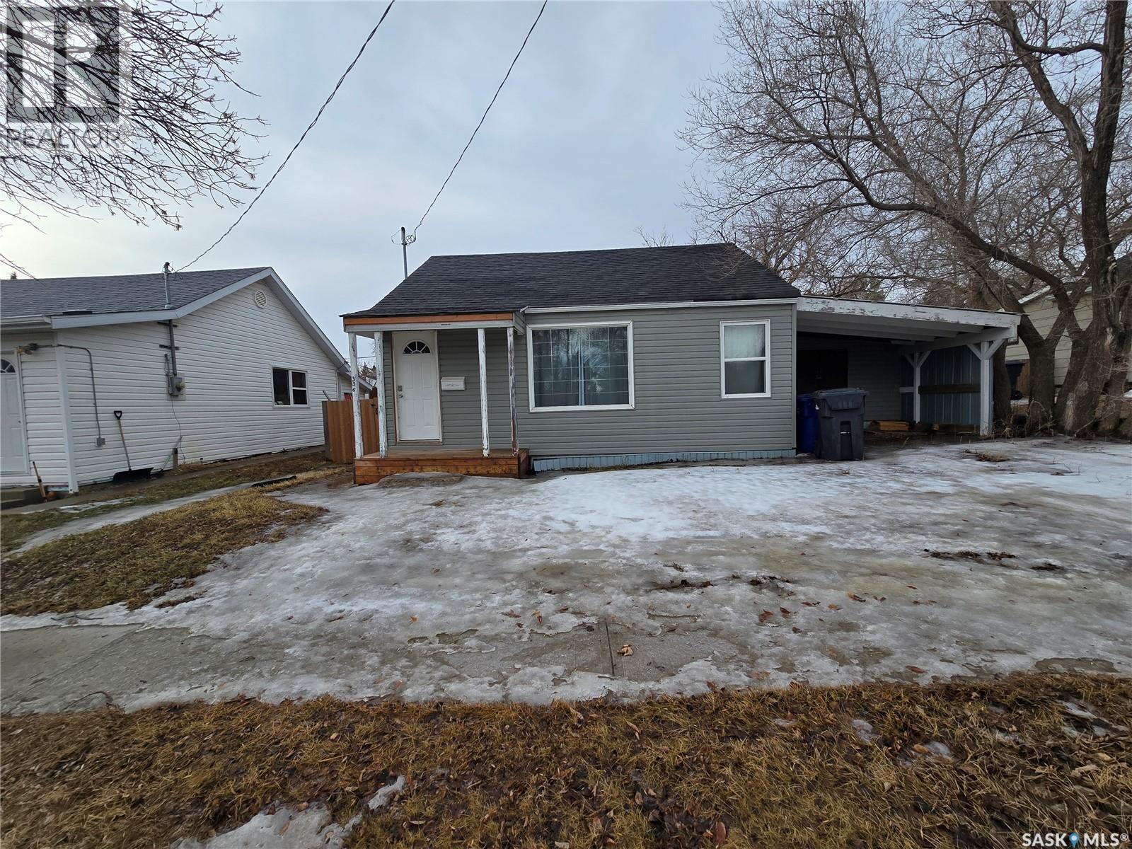 336 2Nd Avenue Se, Weyburn, SK - Outdoor