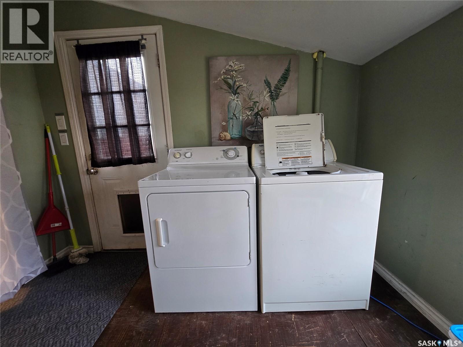 336 2Nd Avenue Se, Weyburn, SK - Indoor Photo Showing Laundry Room