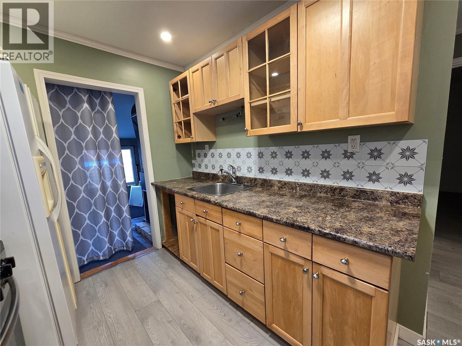 336 2Nd Avenue Se, Weyburn, SK - Indoor Photo Showing Kitchen