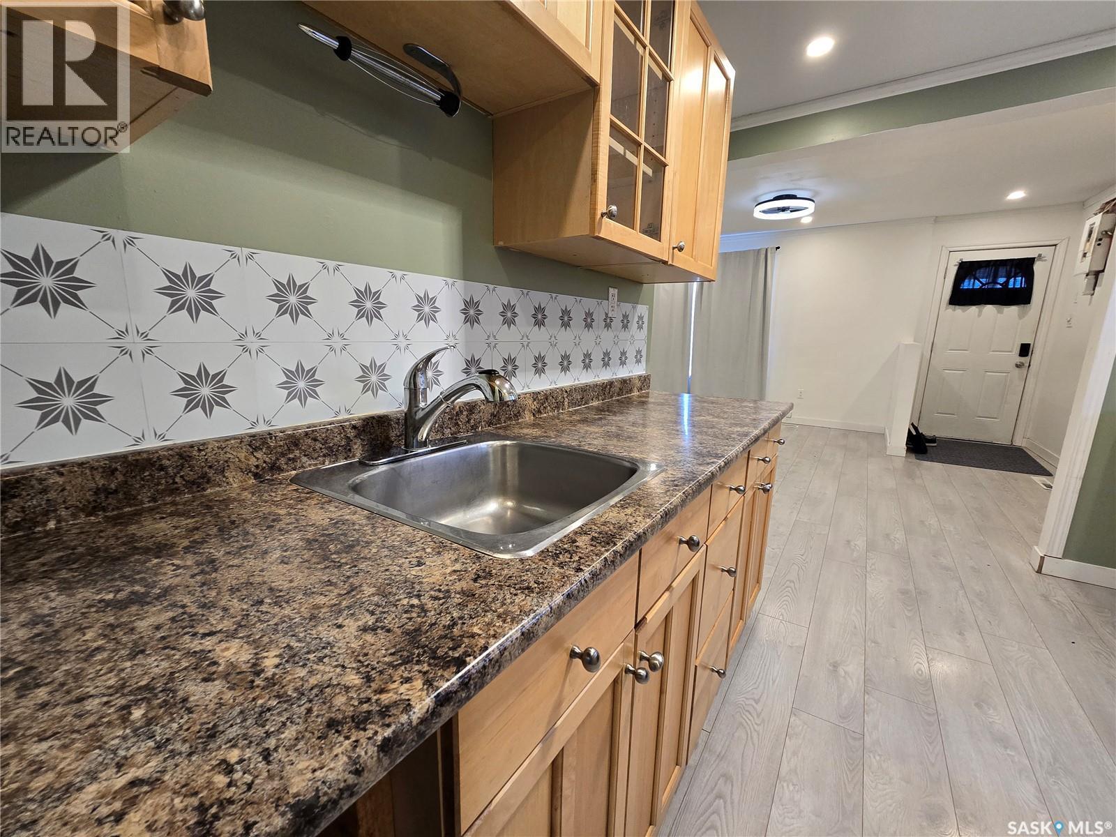 336 2Nd Avenue Se, Weyburn, SK - Indoor Photo Showing Kitchen