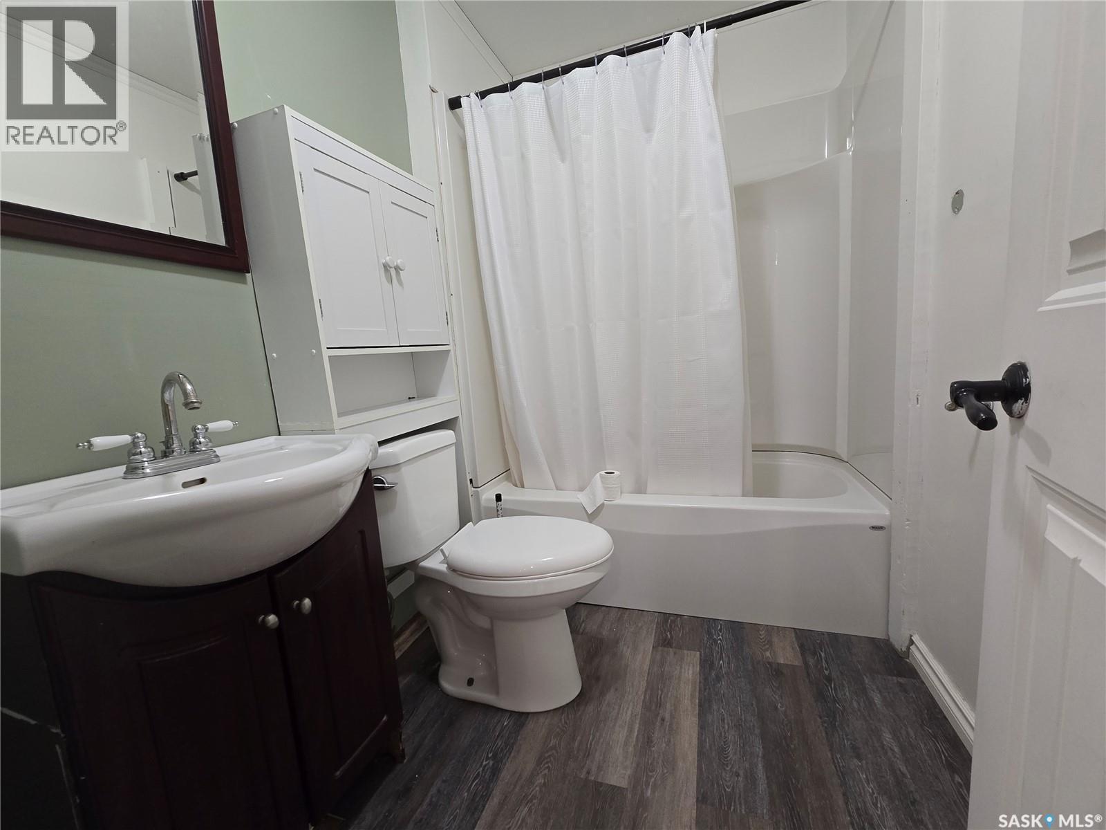 336 2Nd Avenue Se, Weyburn, SK - Indoor Photo Showing Bathroom