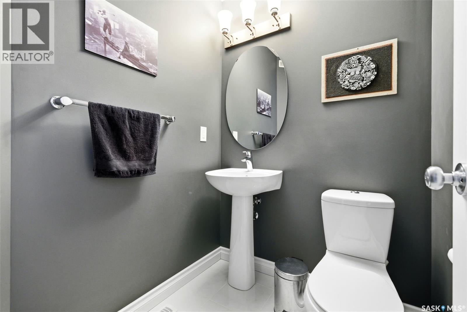 130 E Maple Avenue, Grand Coulee, SK - Indoor Photo Showing Bathroom