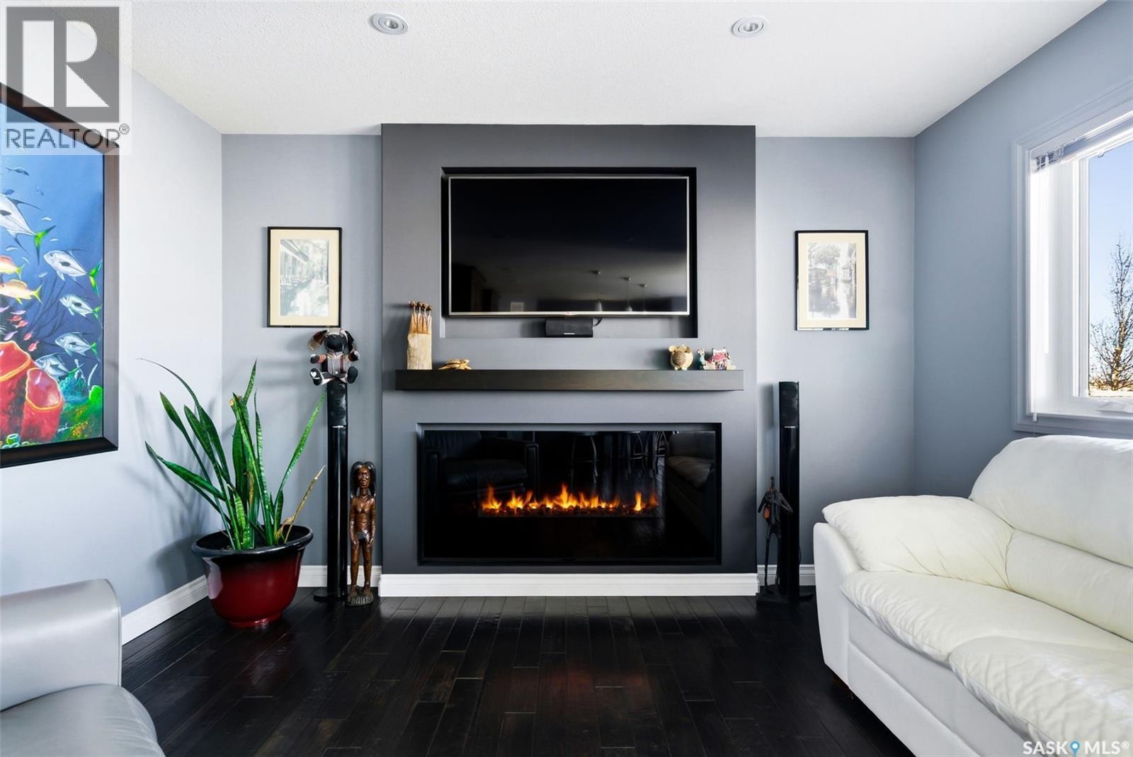 130 E Maple Avenue, Grand Coulee, SK - Indoor Photo Showing Living Room With Fireplace