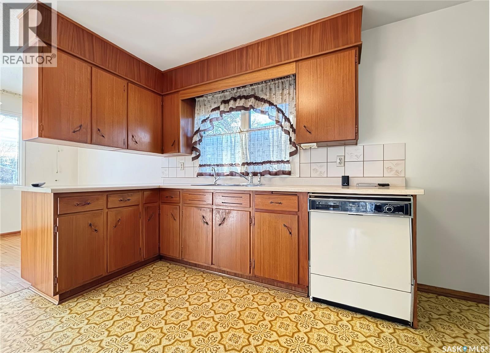 27 Walker Crescent, Saskatoon, SK - Indoor Photo Showing Kitchen
