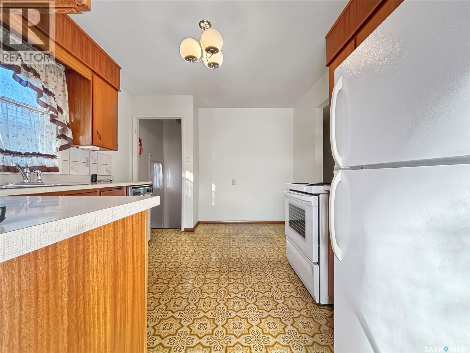 27 Walker Crescent, Saskatoon, SK - Indoor Photo Showing Kitchen