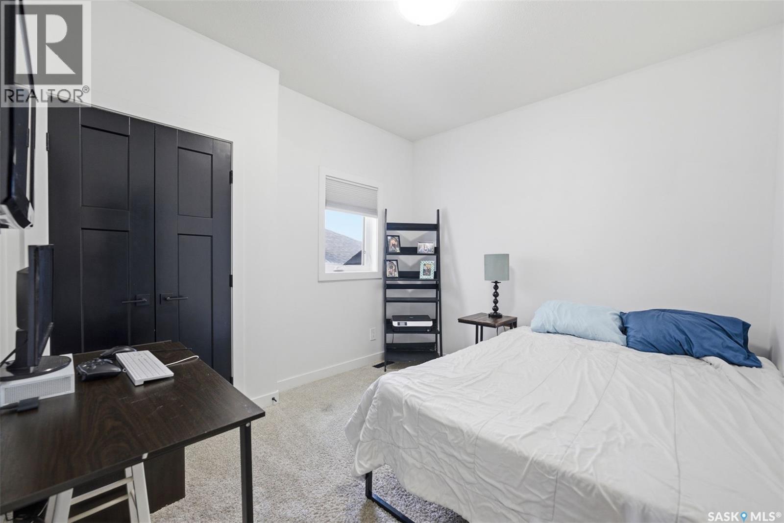 805 Weir Crescent, Warman, SK - Indoor Photo Showing Bedroom