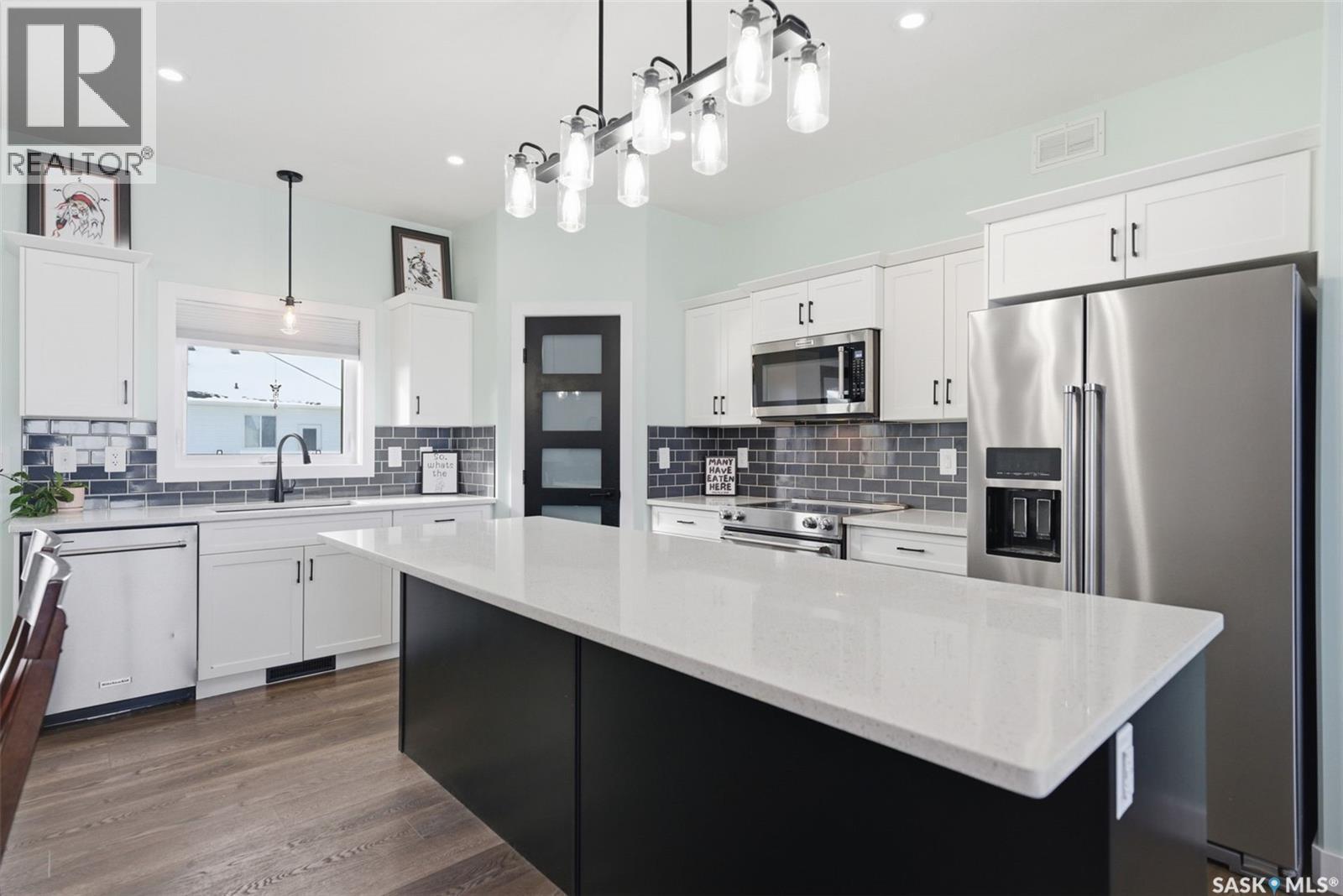 805 Weir Crescent, Warman, SK - Indoor Photo Showing Kitchen With Upgraded Kitchen