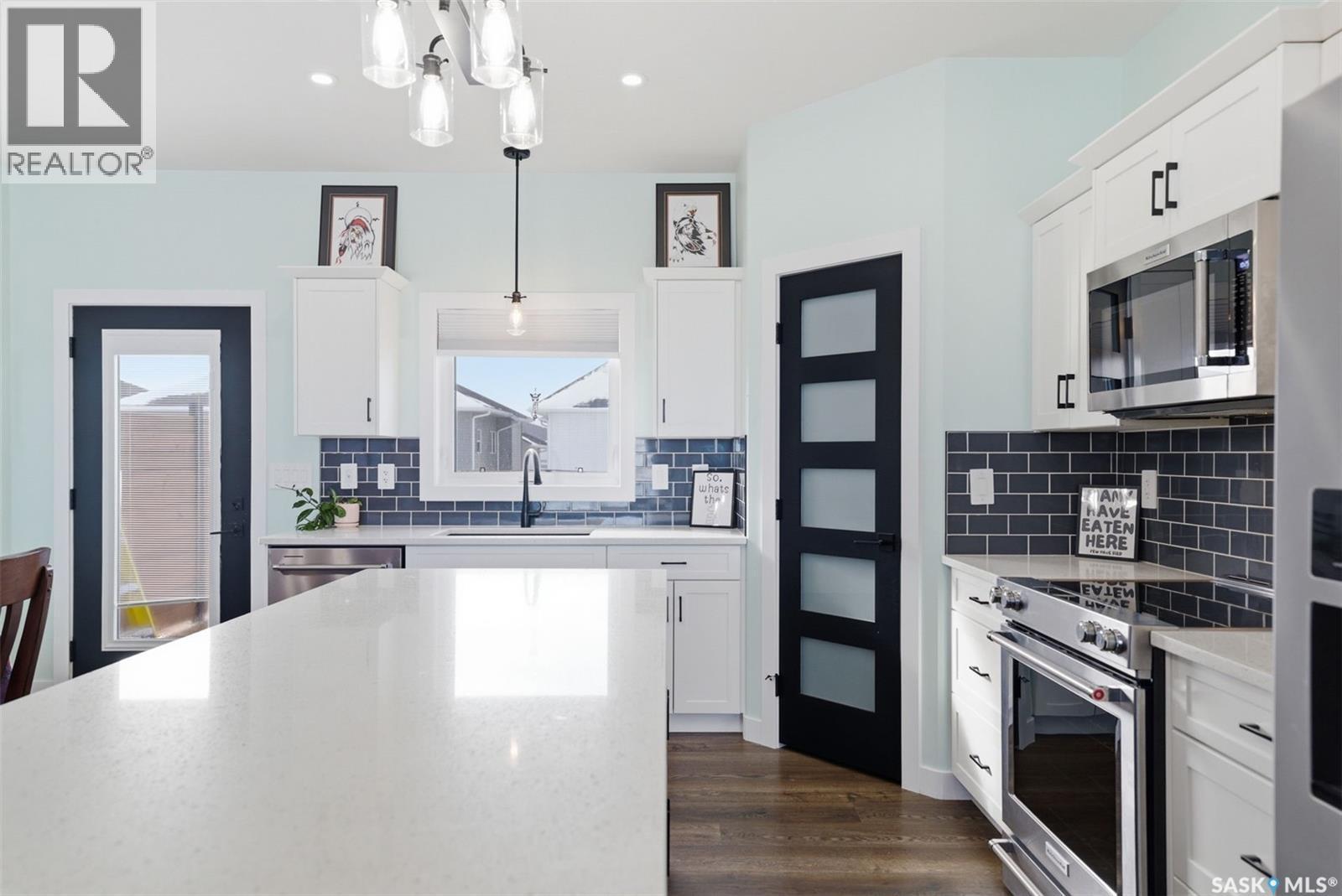 805 Weir Crescent, Warman, SK - Indoor Photo Showing Kitchen With Upgraded Kitchen