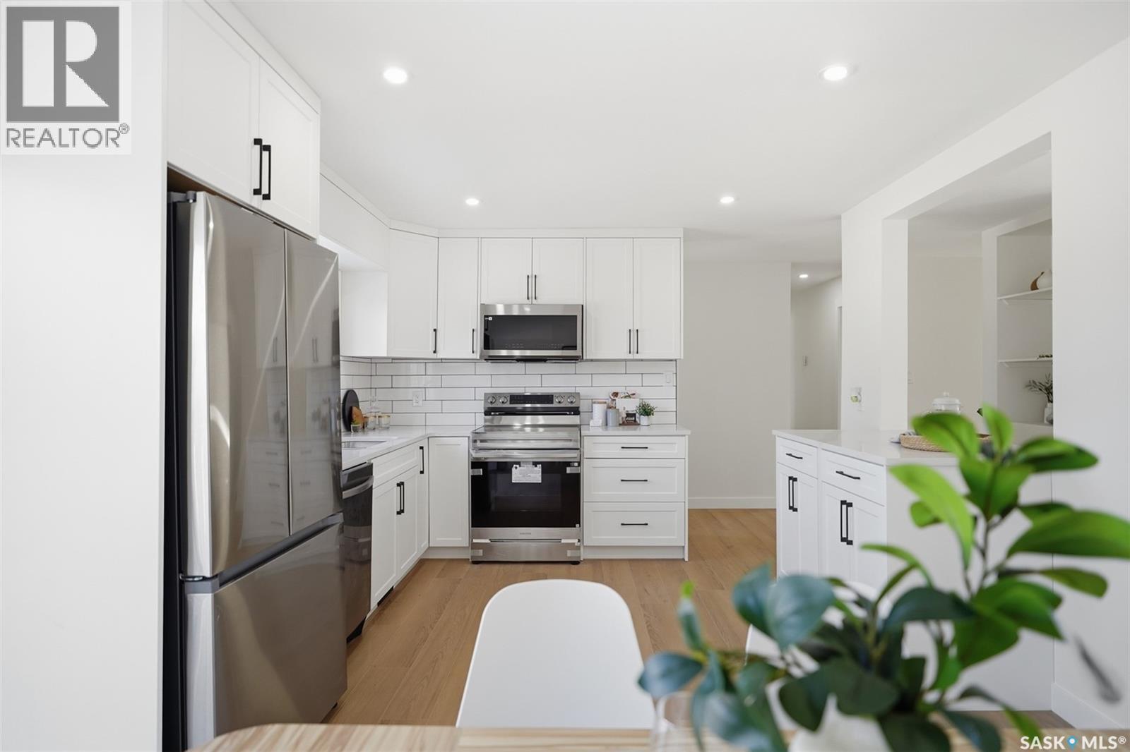 163 Rupert Drive, Saskatoon, SK - Indoor Photo Showing Kitchen With Stainless Steel Kitchen With Upgraded Kitchen